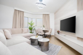 Stunning 1BD Retreat with Patio & Lake View